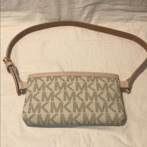 MICHAEL KORS clutch size fanny pack